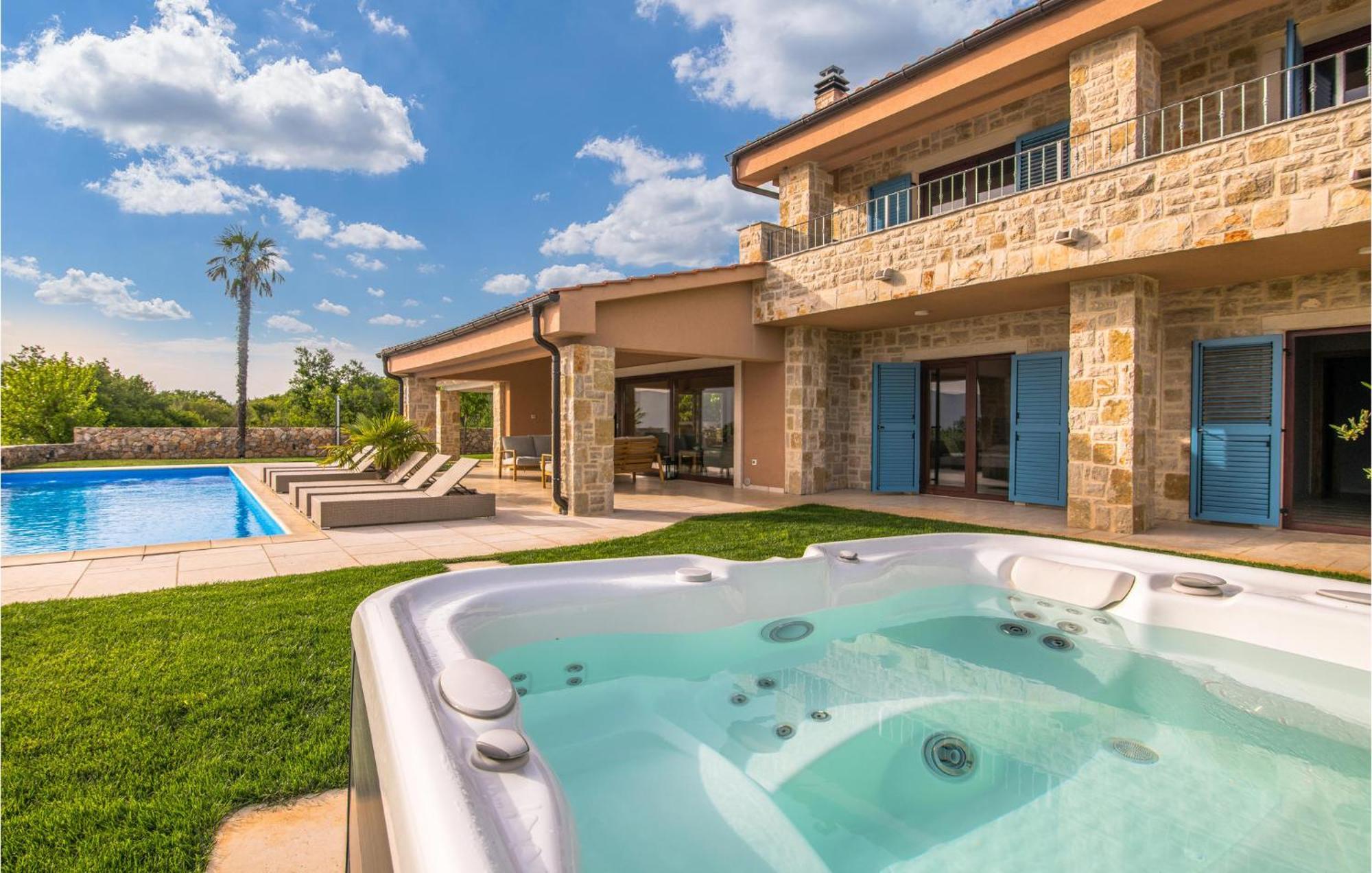 Beautiful In With Kitchen Holiday home